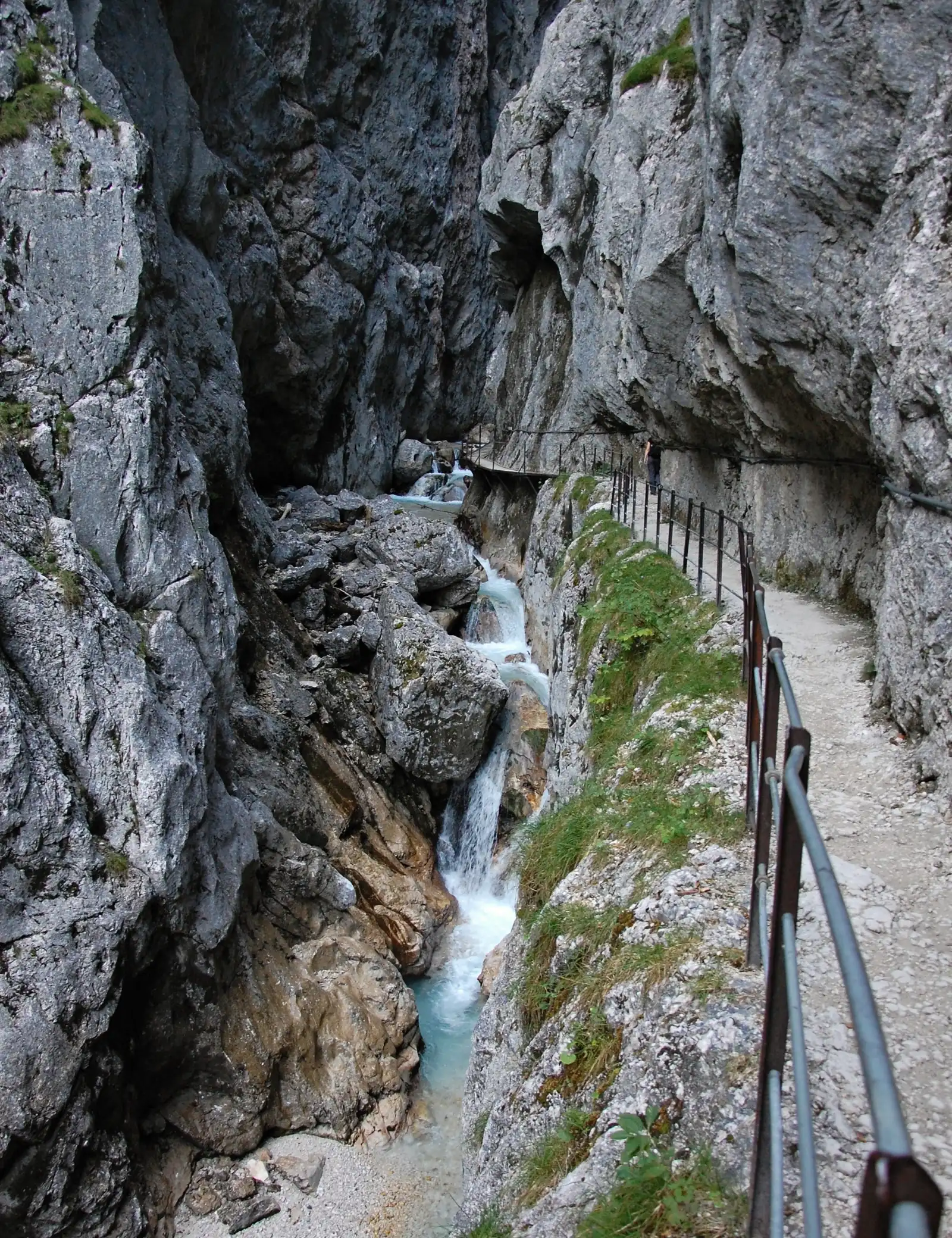 Gesicherter Weg mit Geländer hoch über dem Bach in der Höllentalklamm