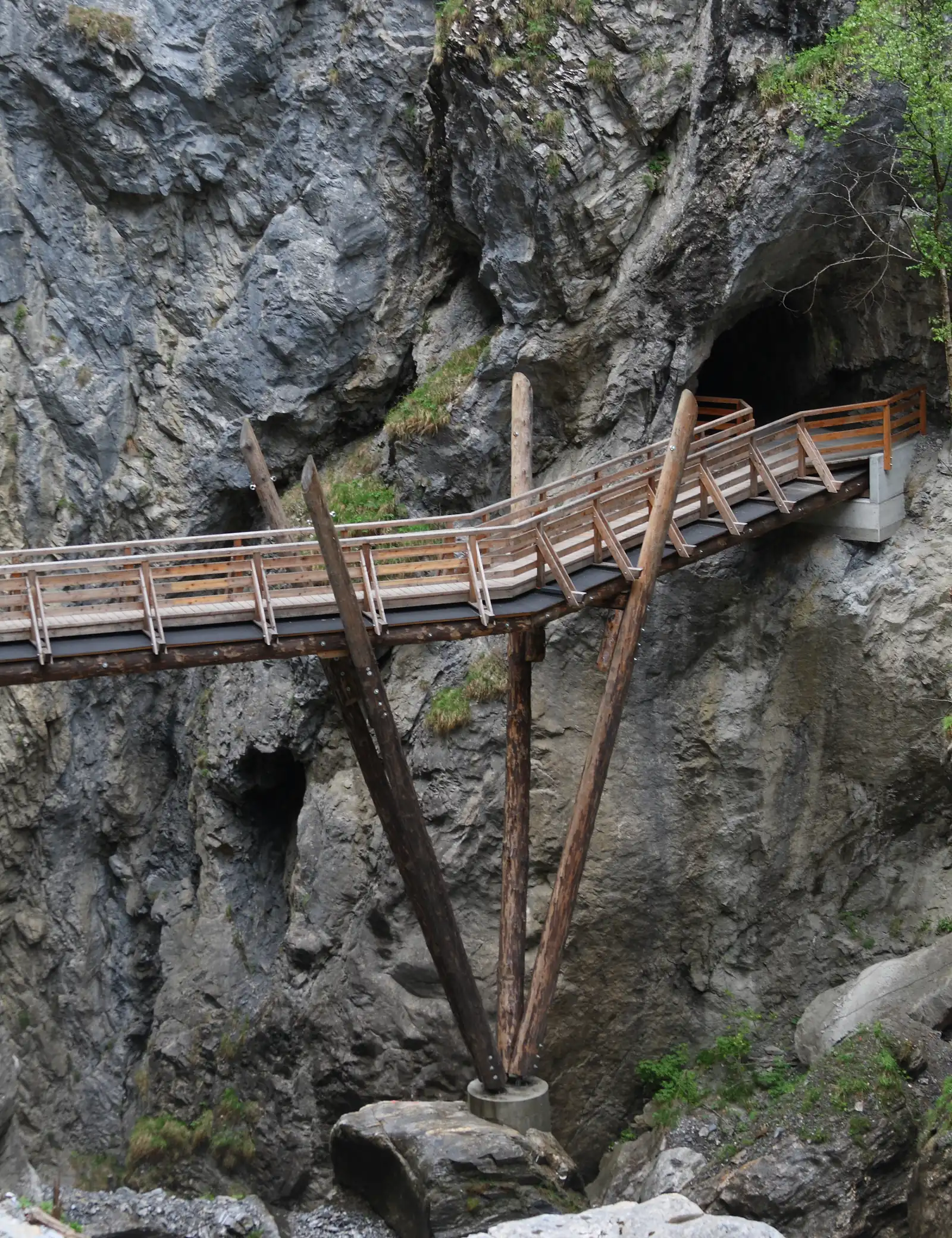 Holzsteg auf Stelzen und Tunneleingang in der Kitzlochklamm bei Taxenbach