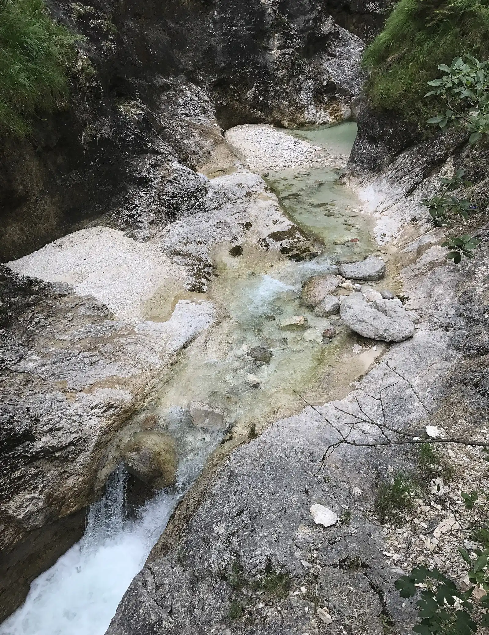 Kaskaden über hellem Fels in der Almbachklamm