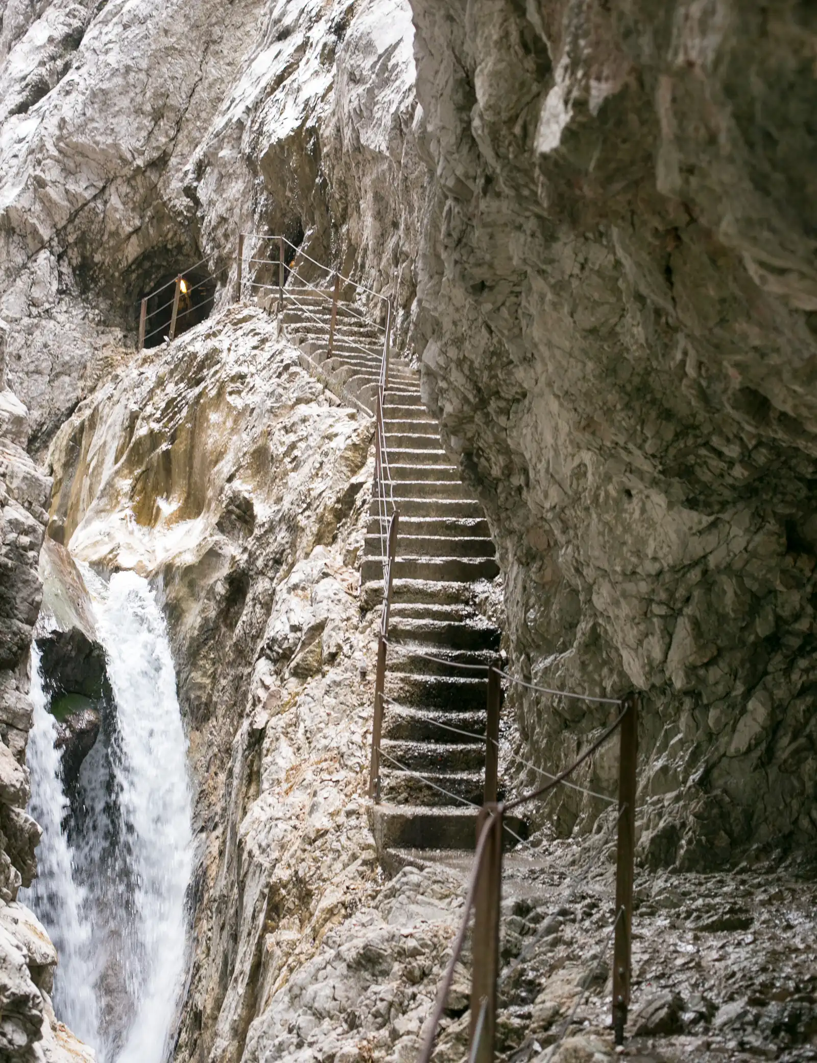 Steile Stiege und Wasserfall in der Höllentalklamm