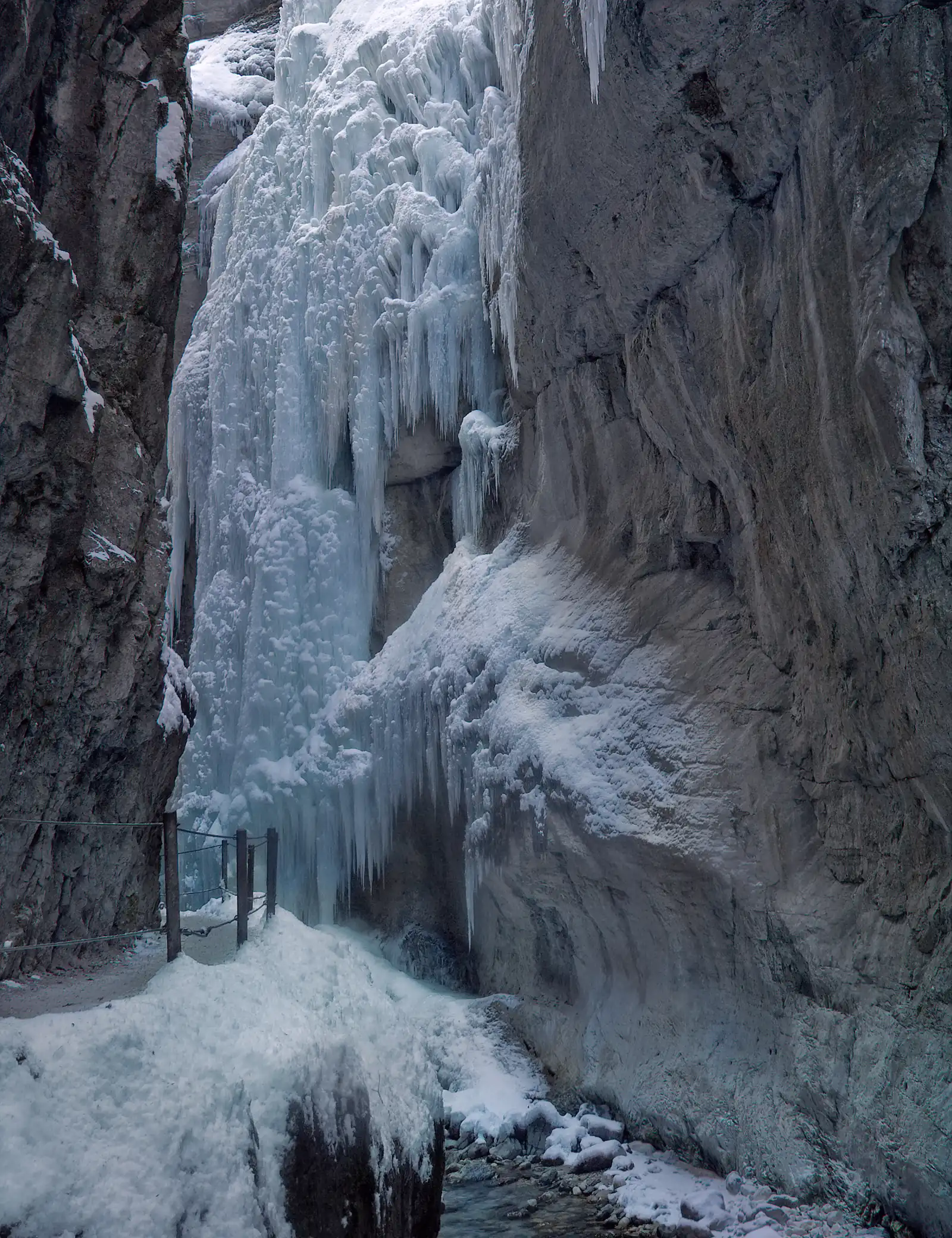 Vereiste Wände und Eisvorhänge in der Partnachklamm im Winter