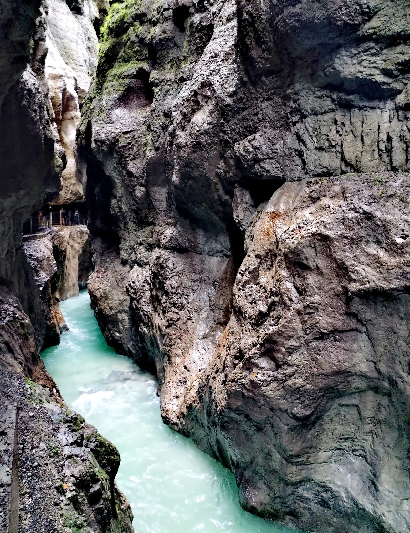 Enge Partnachklamm mit türkisem Wasser und Steig in der linken Felswand